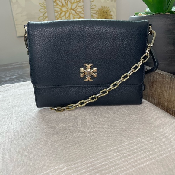 Tory Burch Handbags - 💯 authentic Tory Burch Mercer crossbody with purse kit.